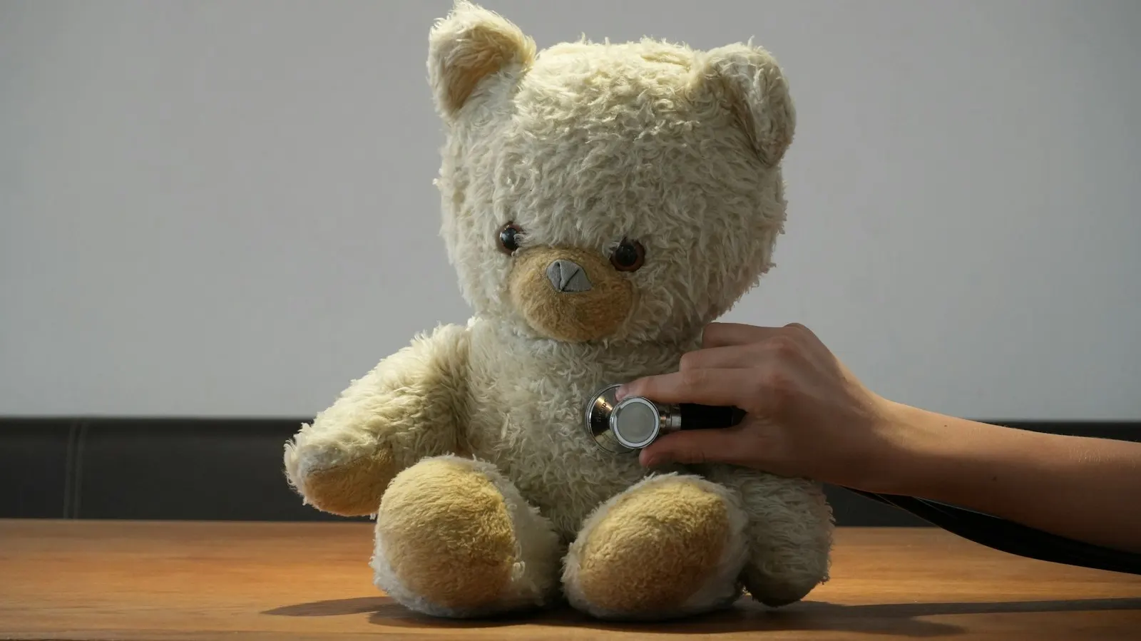 聴診器をあてられている、くまのぬいぐるみ